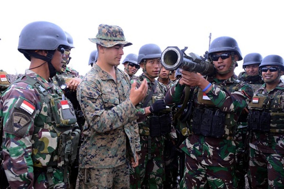 Marinir Indonesia-AS Berlatih Menembak di Hawaii