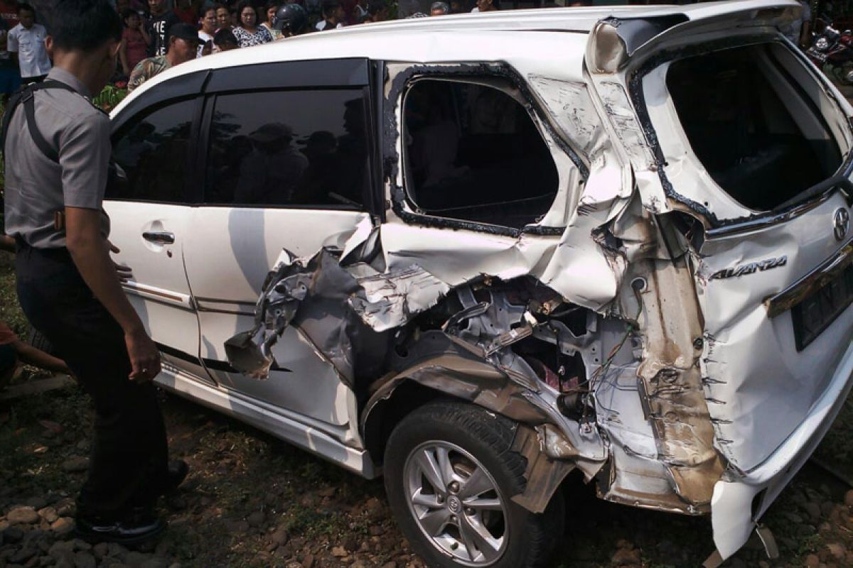 Mobil kepala sekolah asal Rejang Lebong tertabrak kereta api