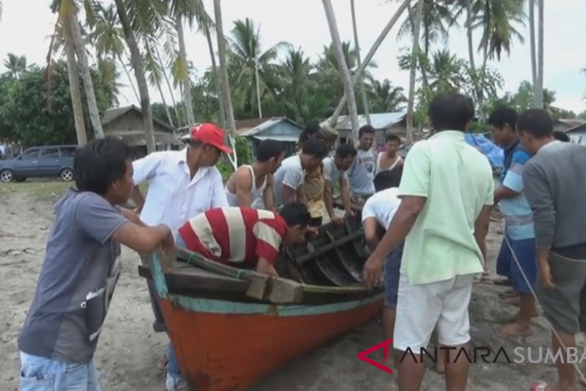 Dua perahu nelayan Sasak Pasaman Barat rusak dihantam gelombang tinggi