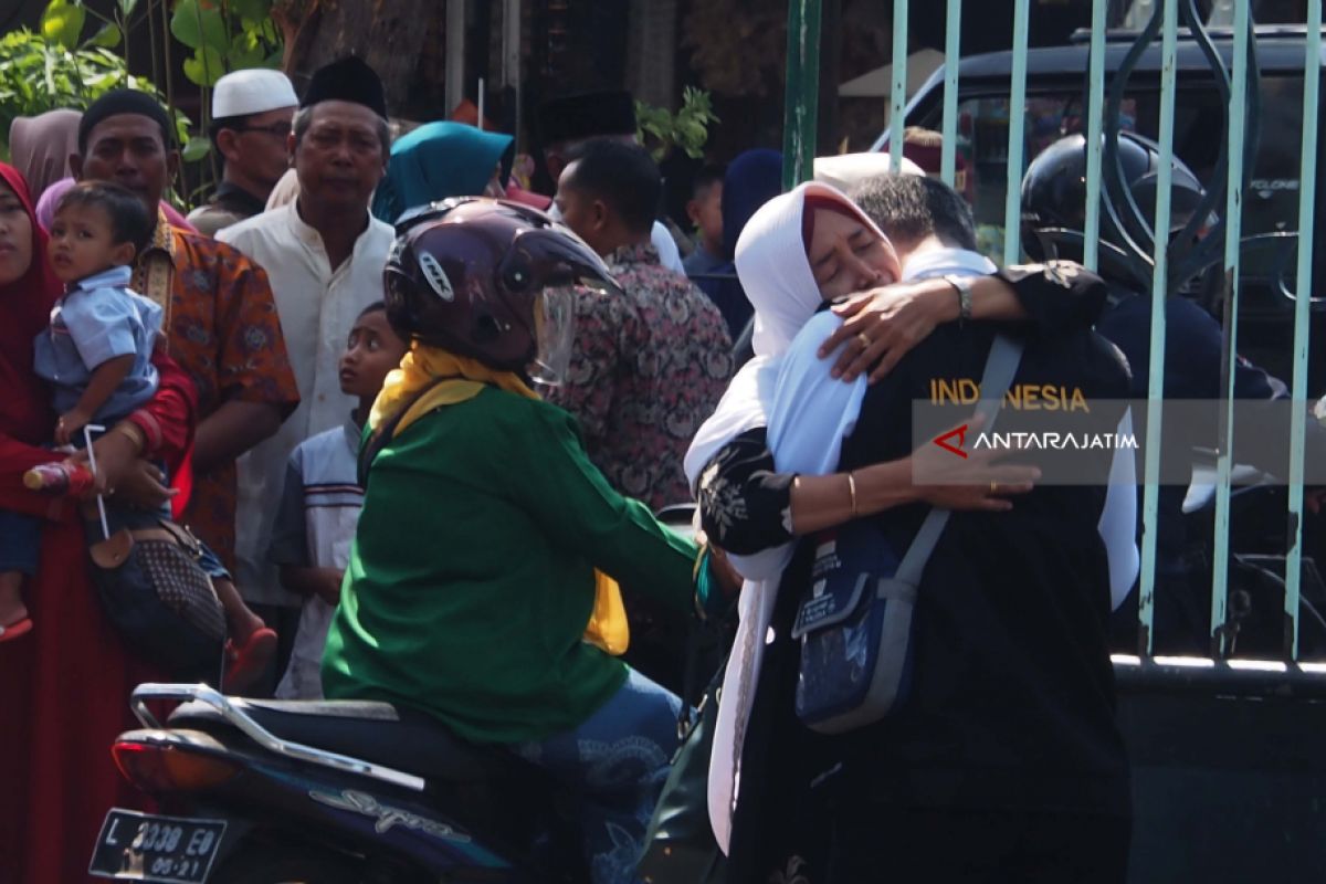 Jamaah Tuban Salat Gaib untuk Korban Gempa