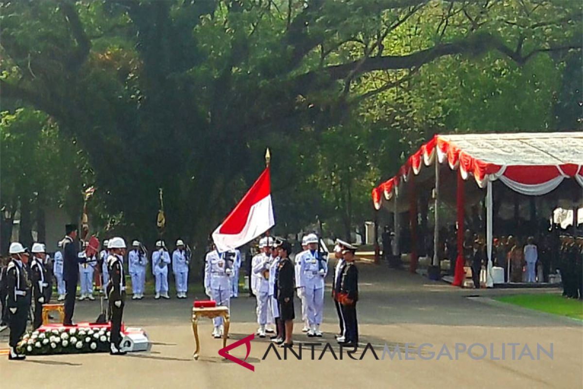 Presiden Joko Widodo lantik 724 taruna taruni TNI Polri (Video)