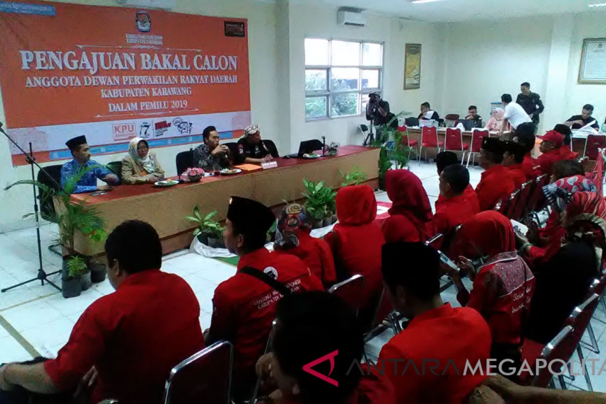 Parpol berduyun-duyun daftarkan bacalegnya ke KPU Karawang