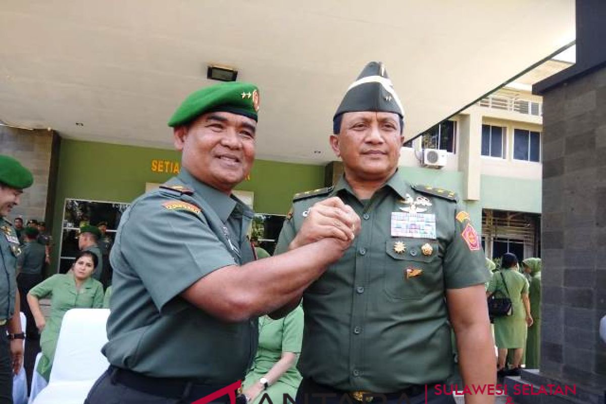 Pangdam tanam pohon eboni di Makorem Sulbar