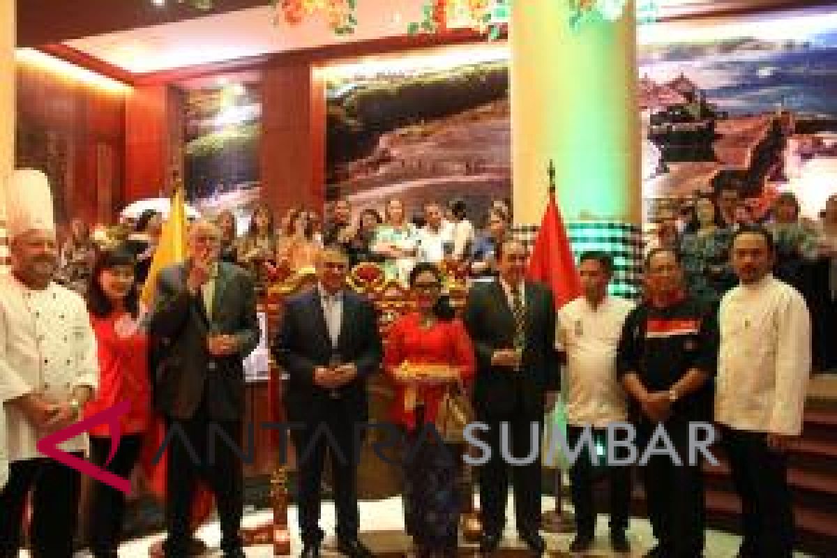 Pekan kuliner dan budaya Indonesia hipnotis pengunjung restoran di Ekuador