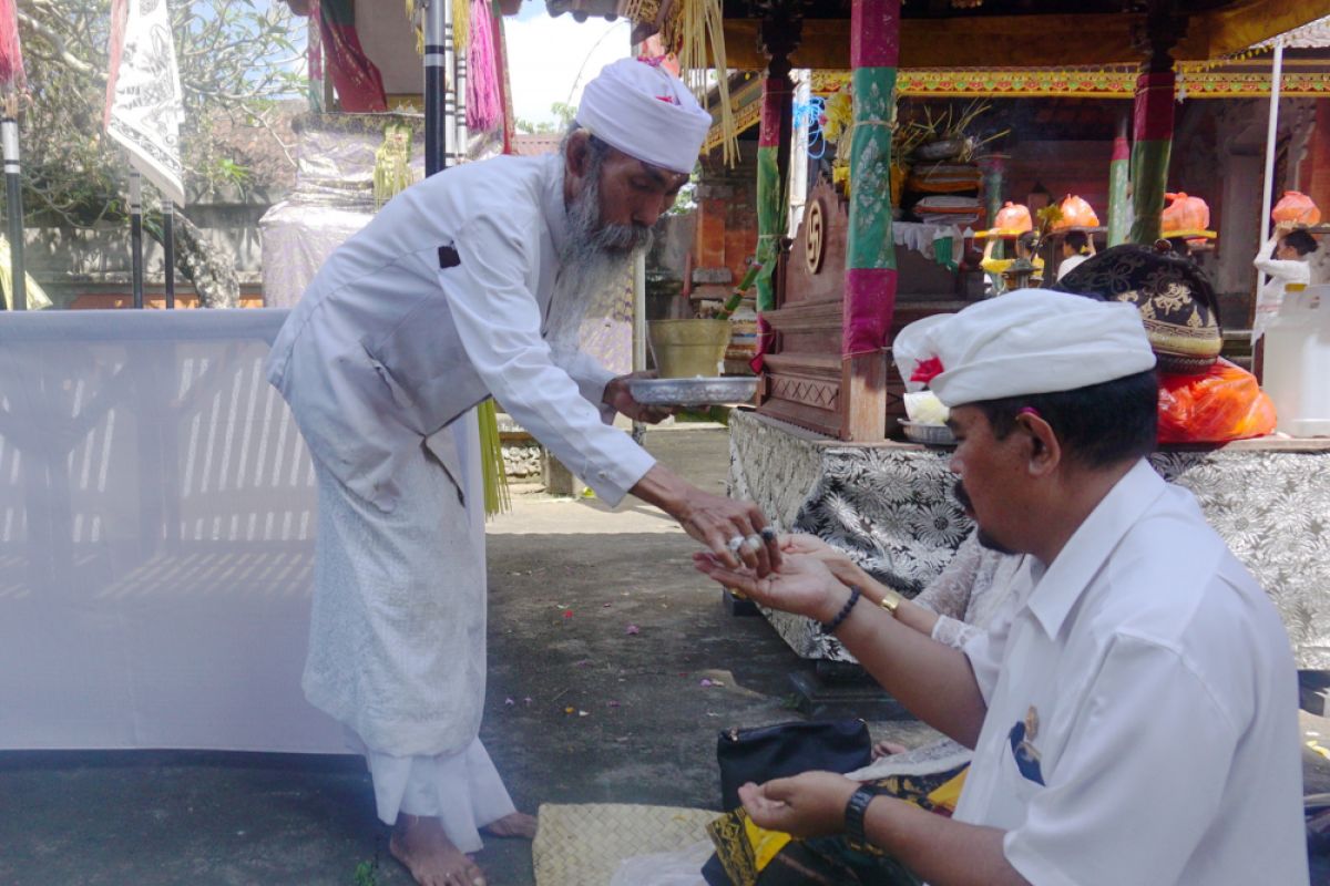 Perkuat semangat gotong-royong dalam beryadnya