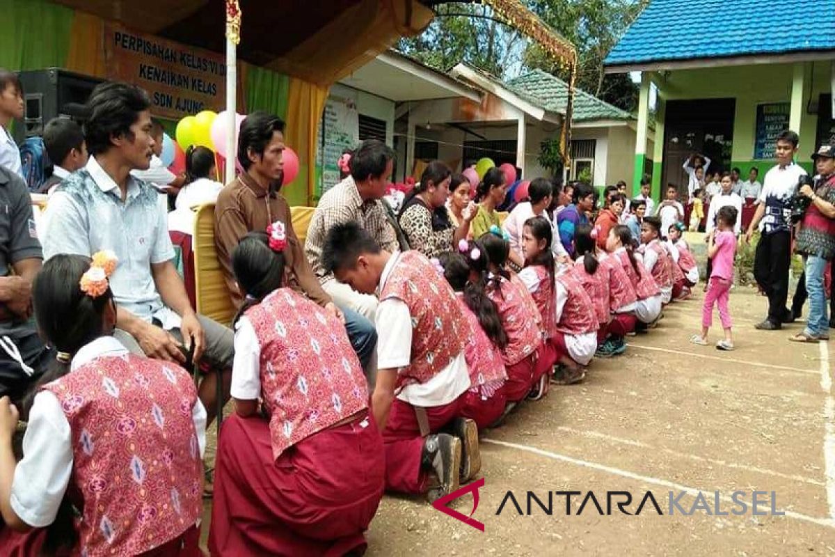 Video - Isak Tangis Warnai Perpisahan Murid SDN Ajung