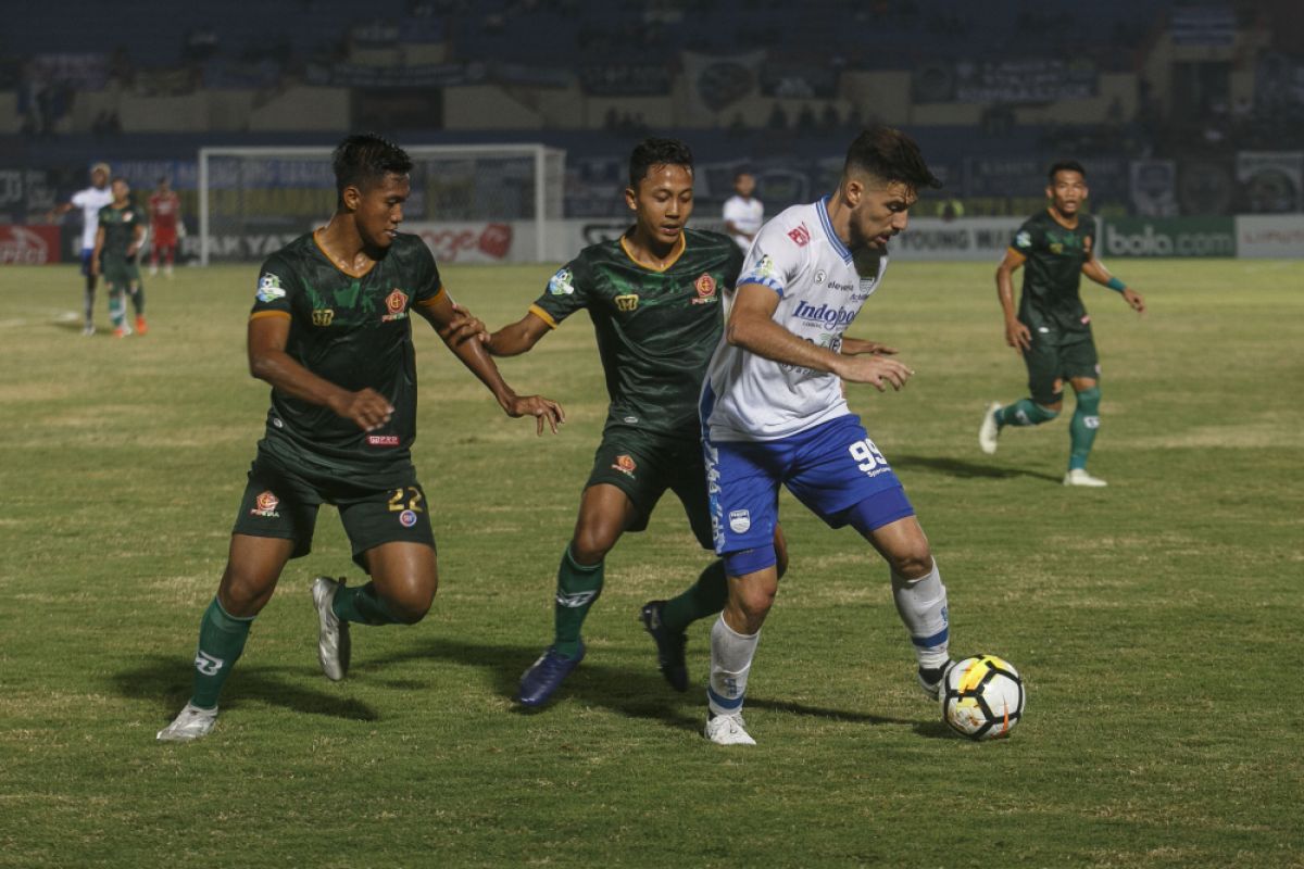 Persib Bandung kalahkan PS Tira 3-2