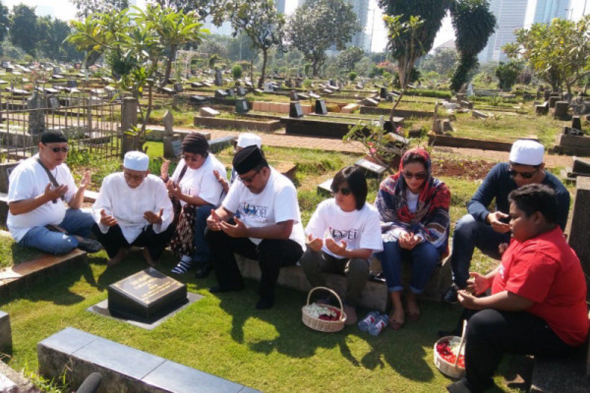 "Si Doel" berziarah ke makam mendiang babeh Benyamin (video)