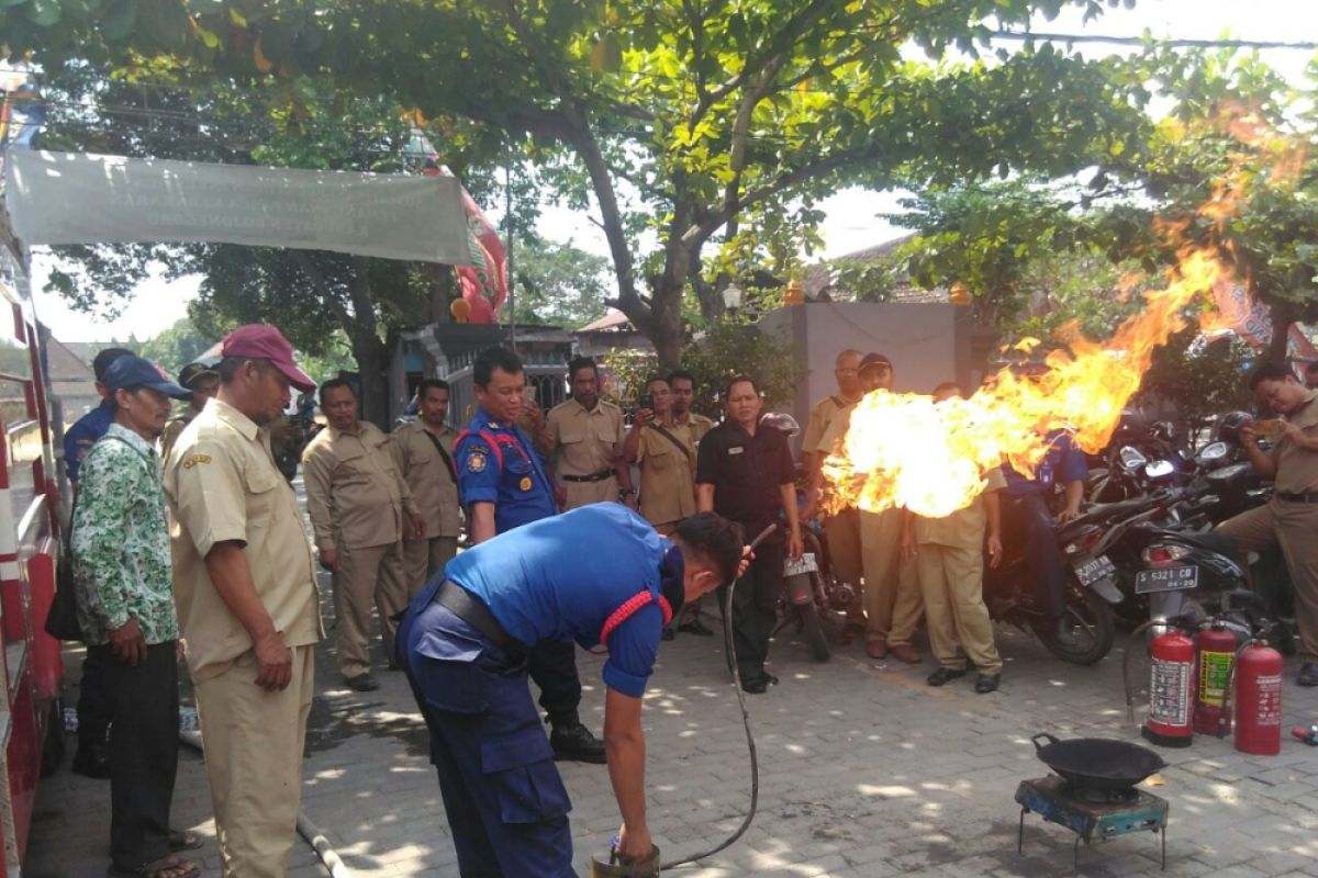 Damkar Bojonegoro Beri Pelatihan Warga Terkait Kebakaran