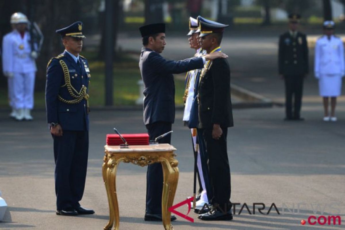 Presiden Jokowi ingatkan para perwira mengabdi kepada negara