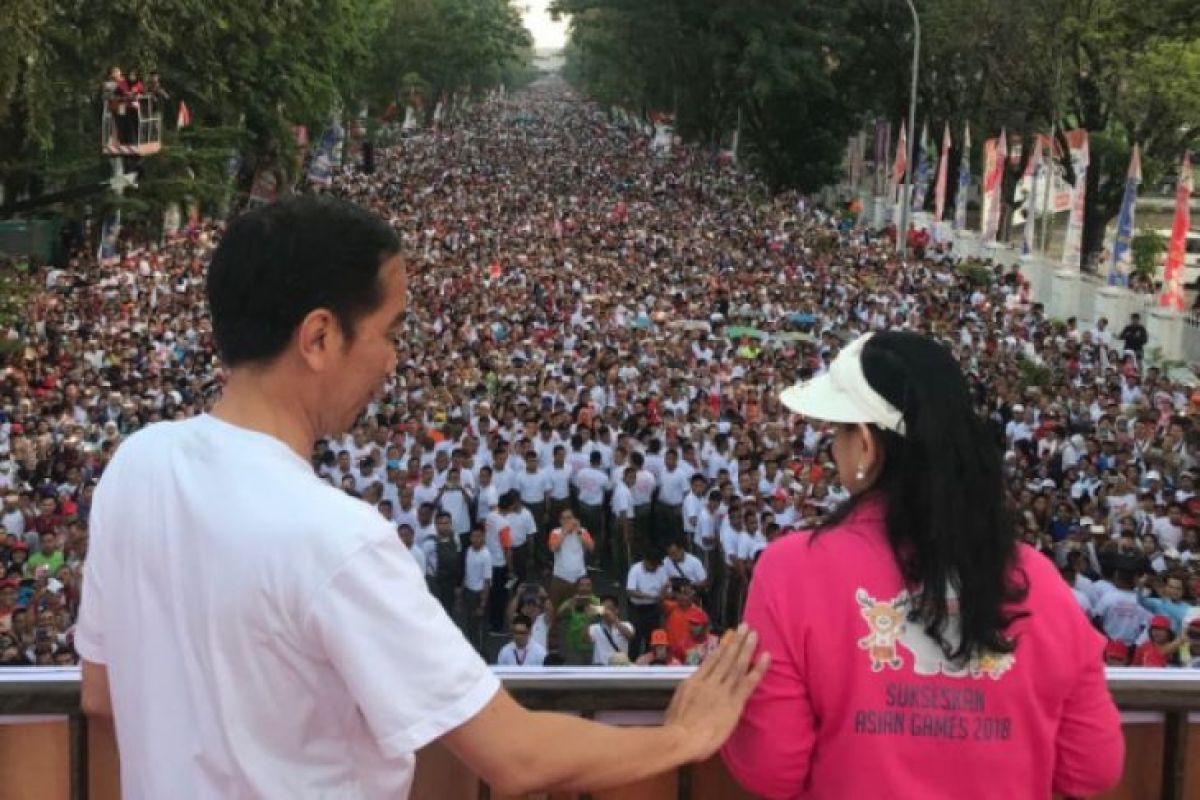 Presiden Jokowi Dan Ibu Iriana Jalan Sehat Di Makassar