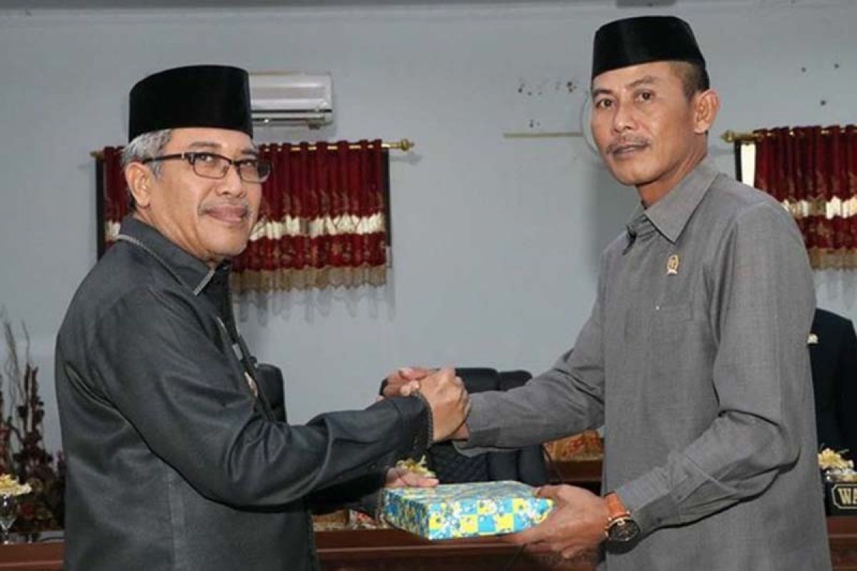 Wakil Bupati  Bantaeng serahkan Ranperda APBD 2017