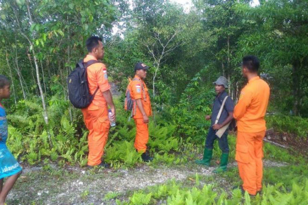 Personel Basarnas dikerahkan mencari warga hilang di hutan Muna