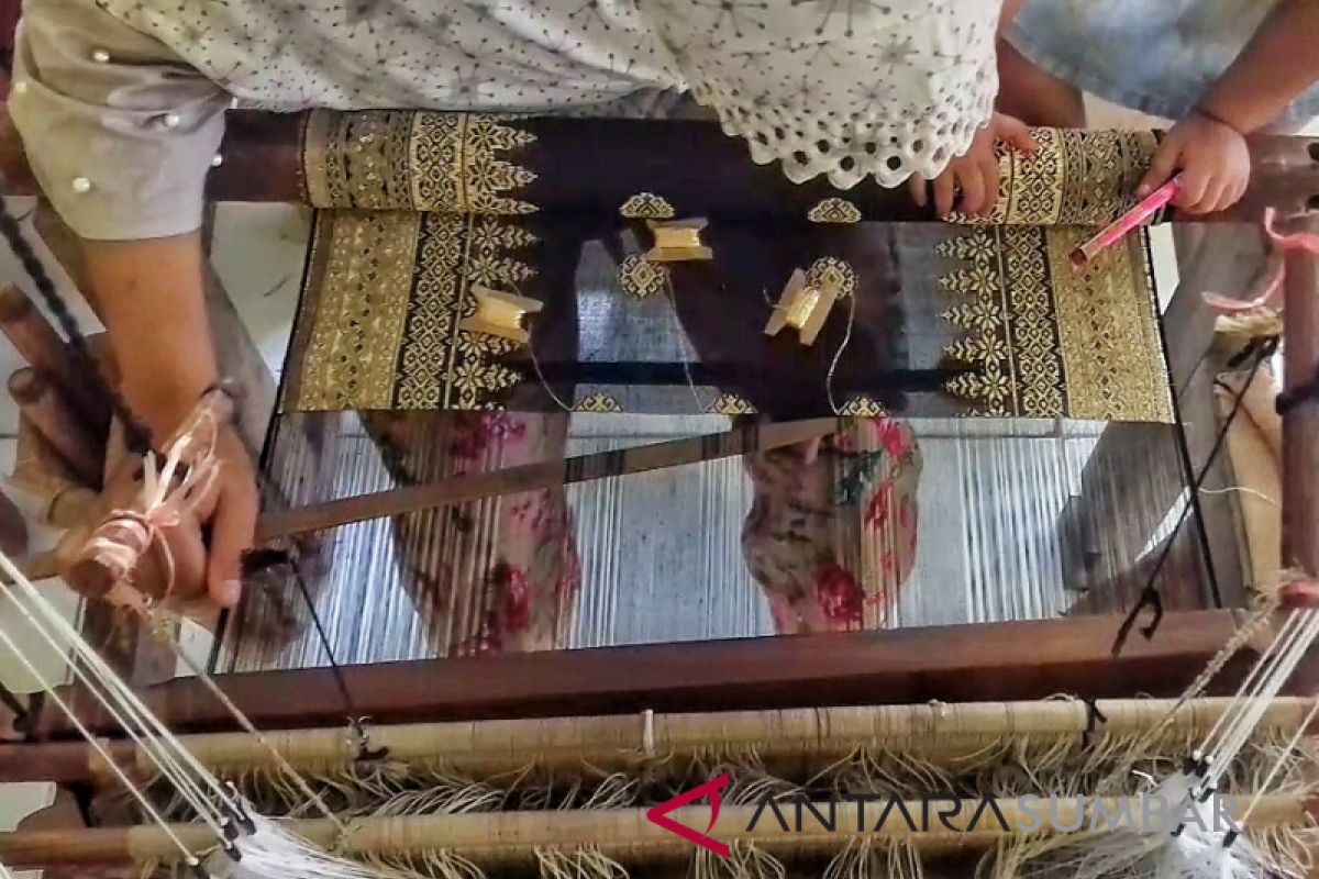 Pengusaha songket Pandai Sikek pekerjakan ratusan penenun