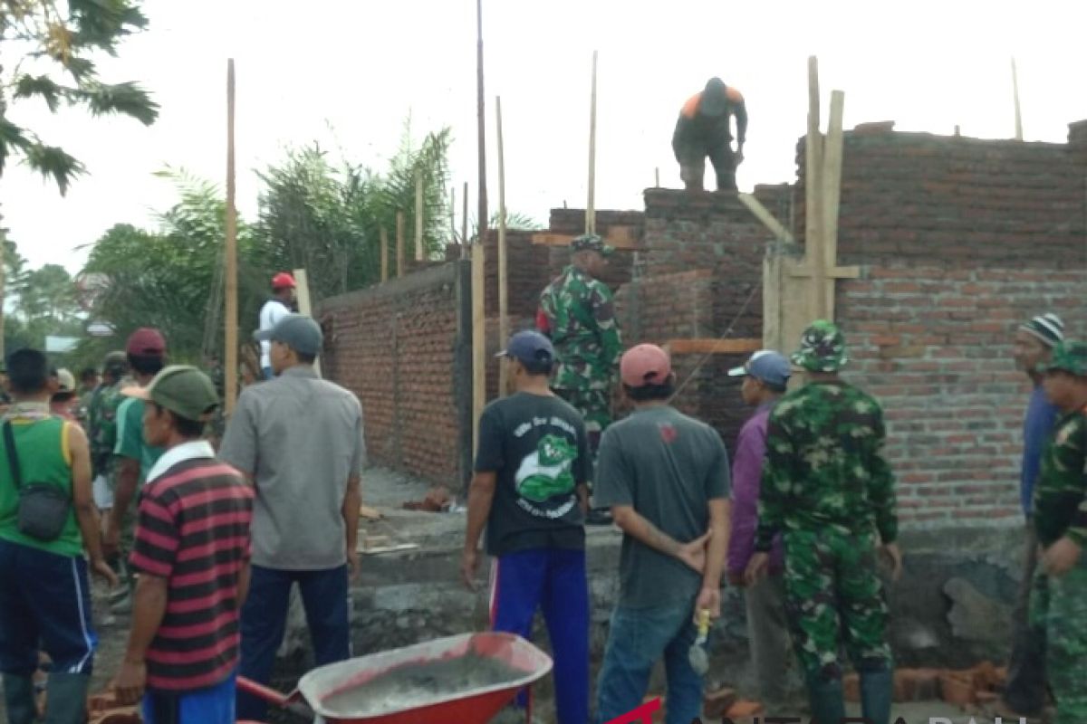 TNI lakukan bedah rumah warga miskin di Jembrana