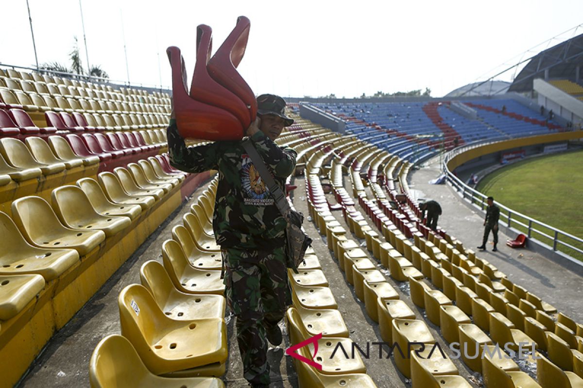 TNI Perbaiki Kursi Stadion GSJ