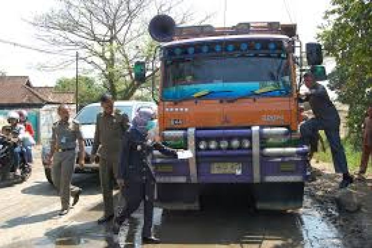 Pemkab Lebak Larang Truk Angkut Pasir Basah