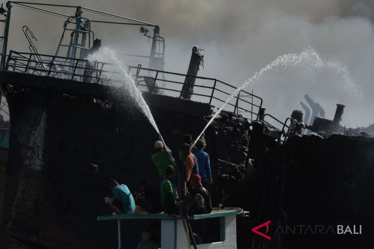 Petugas sulit padamkan kebakaran kapal di Benoa