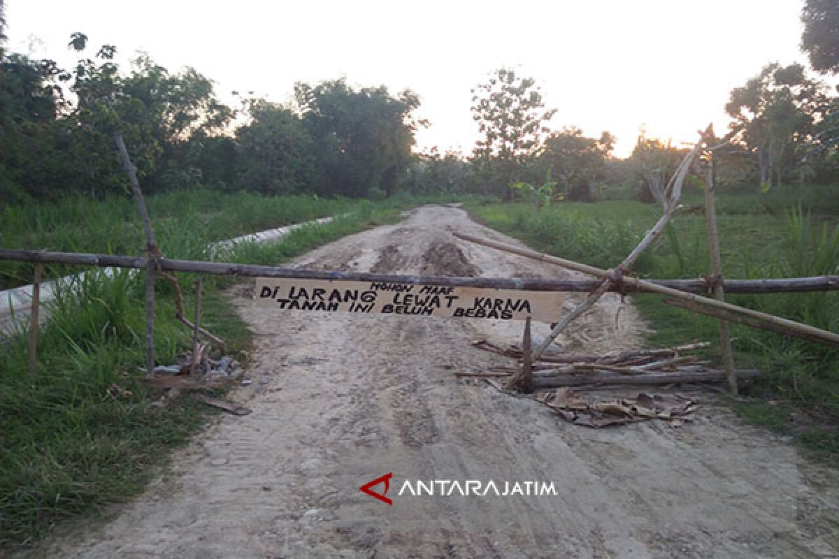 Warga Sampang Tutup Jalan Menuju Waduk Nipah