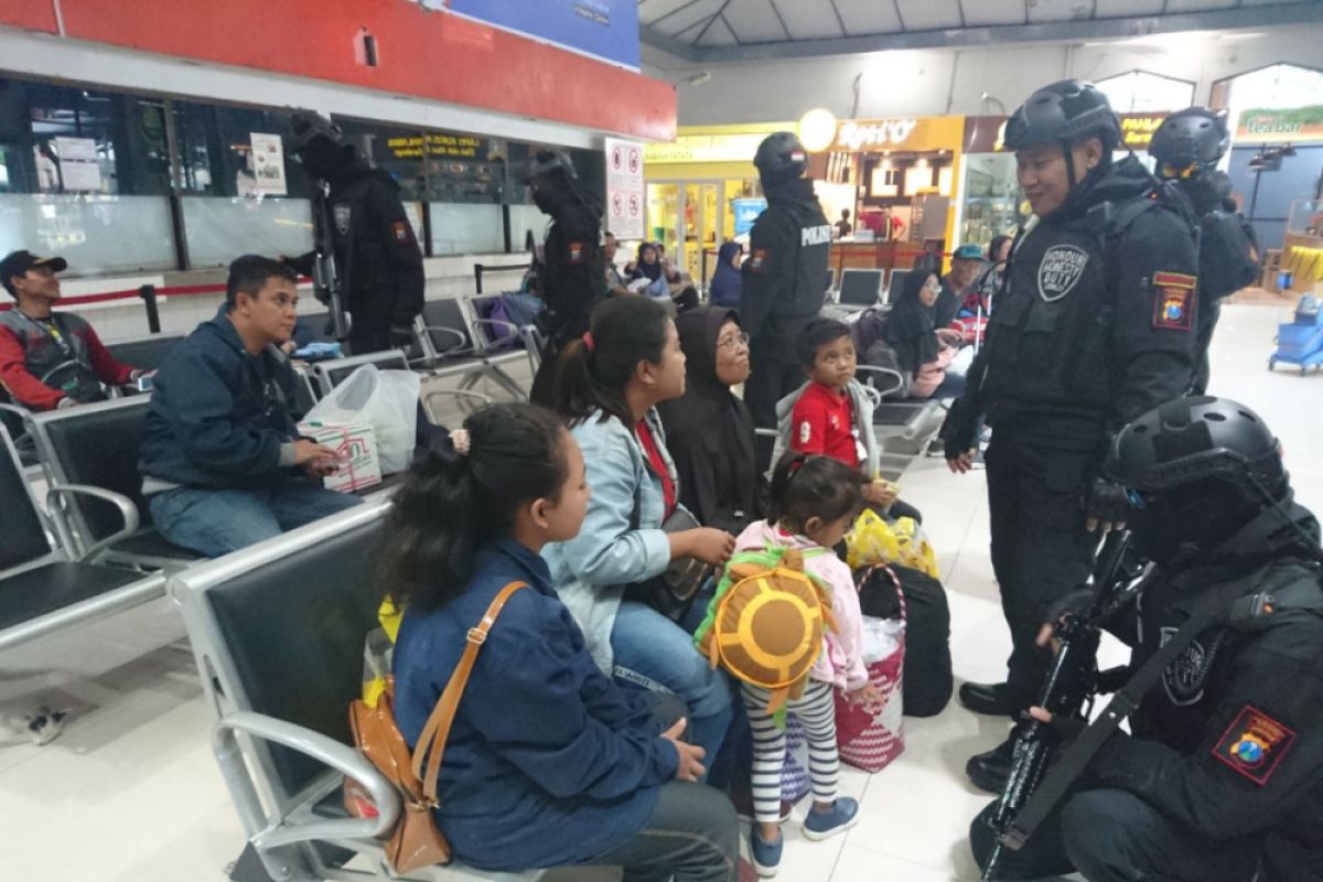 Polisi Sisir Stasiun Pasar Turi Antisipasi Terorisme