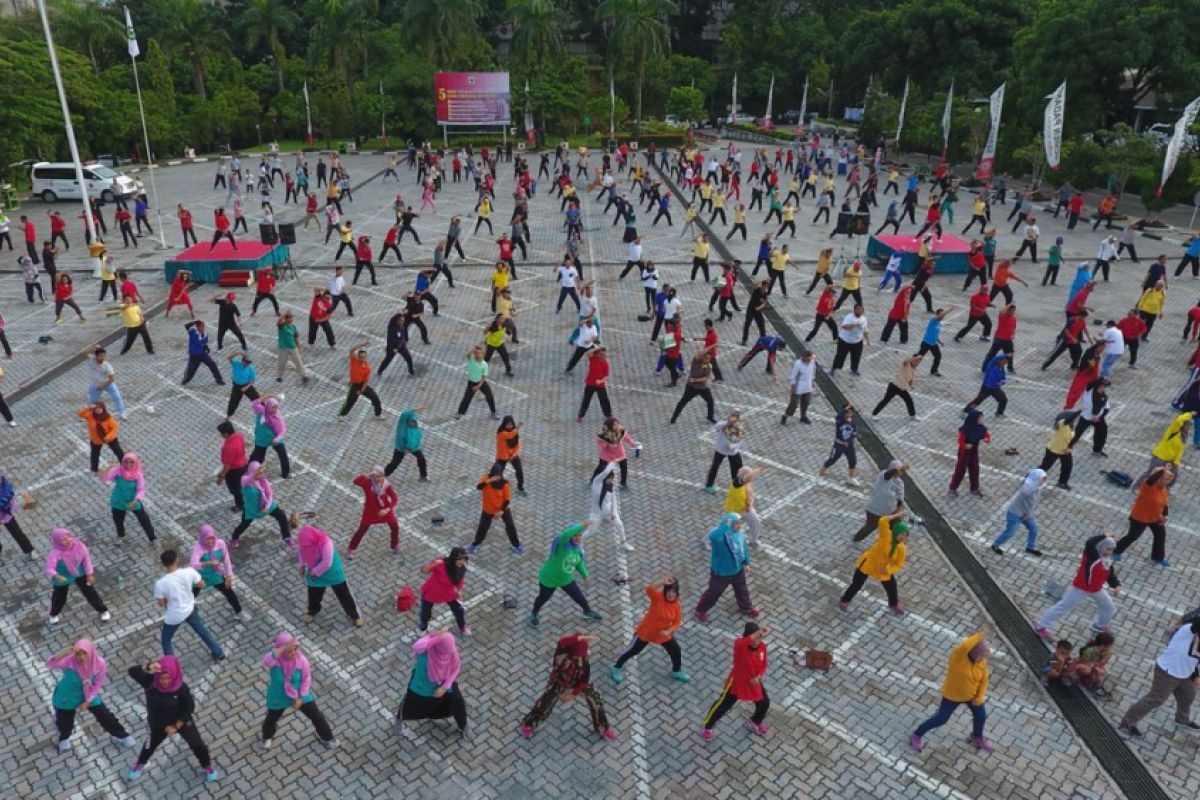 Ribuan orang ikuti senam HUT 60  tahun Nasionalisasi Semen Padang