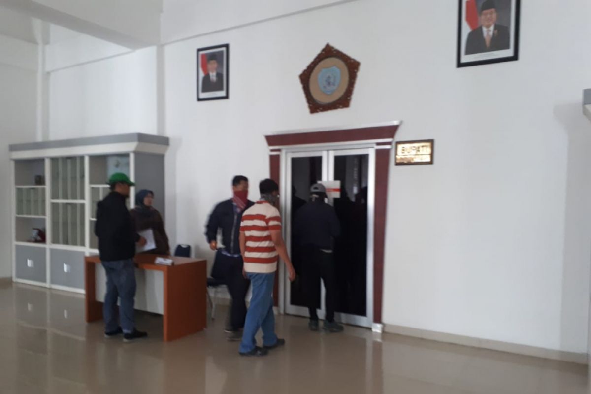 KPK geledah dan segel kantor Bupati Labuhanbatu