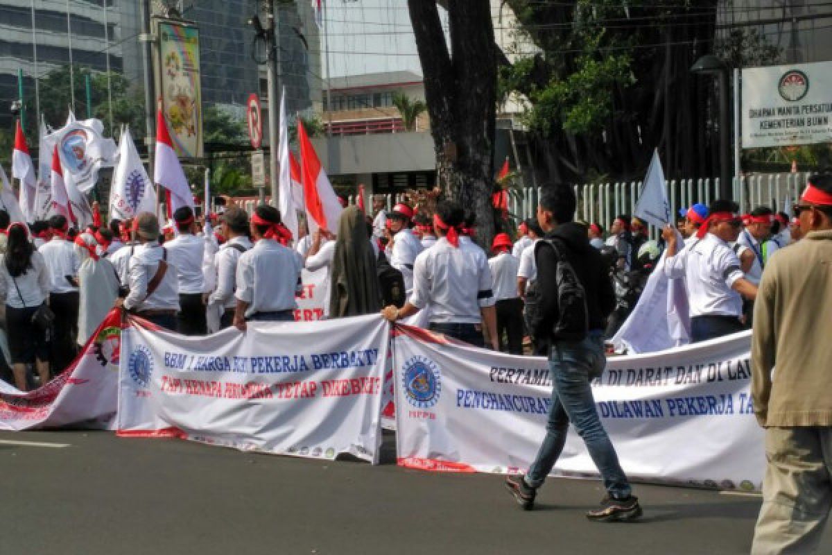 Serikat Pekerja Pertamina demo menolak penjualan Pertagas