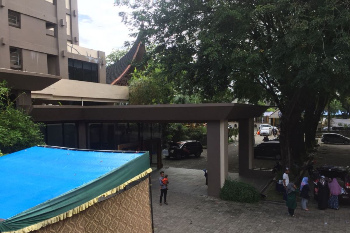 Pengunjung Hotel Berhamburan Keluar Gedung Karena Gempa