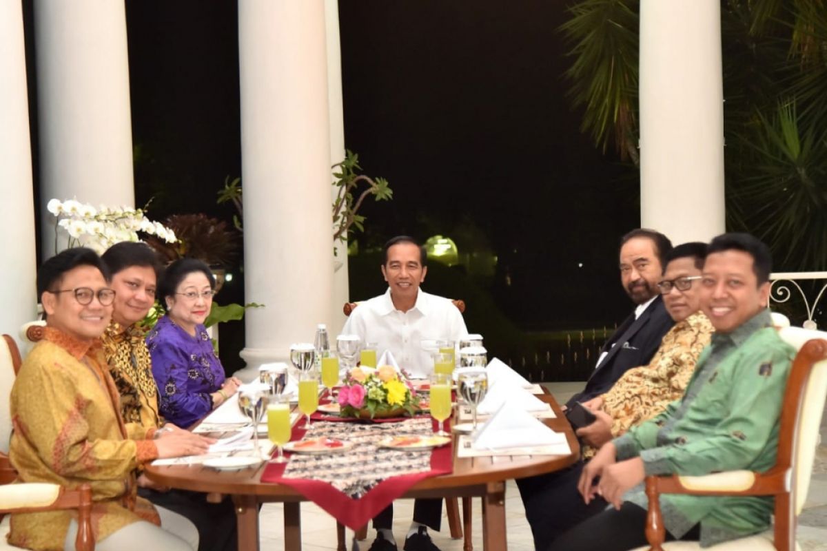 Presiden makan gurame goreng bersama Ketua Parpol