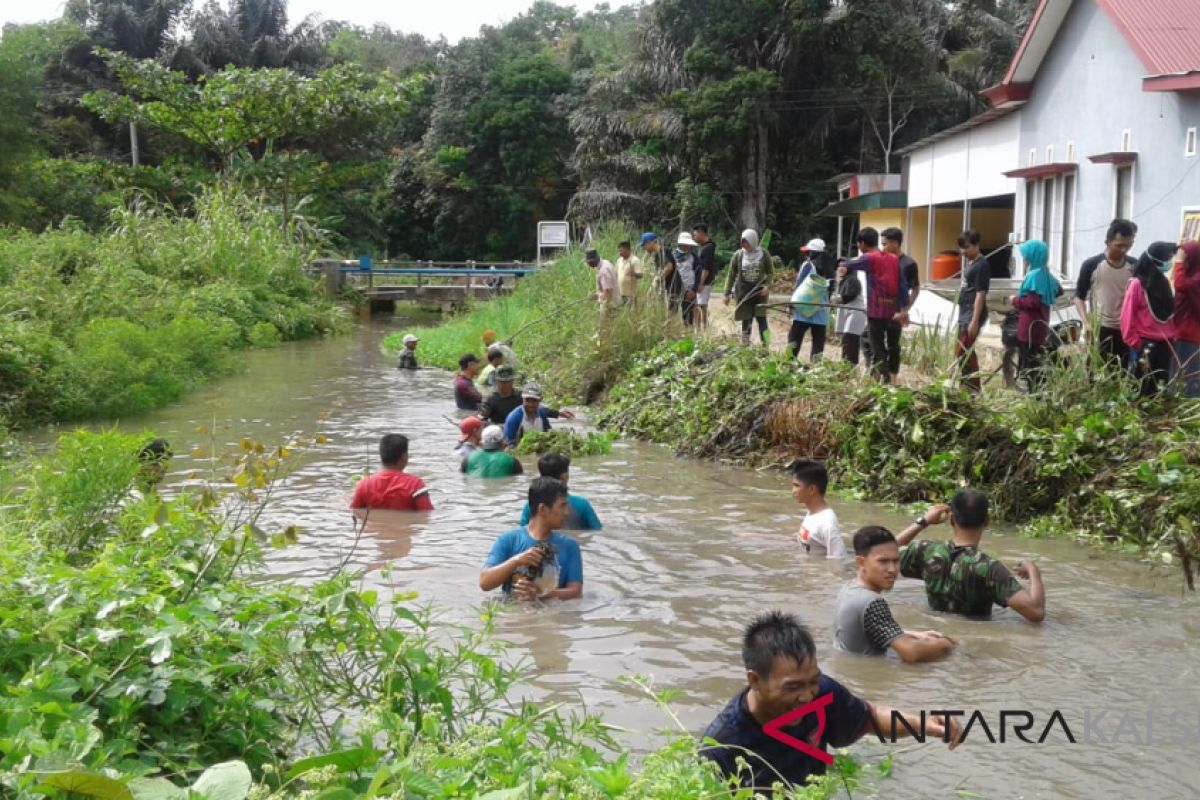 Koramil 1003-02 Padang Batung karya bakti bersihkan saluran irigasi