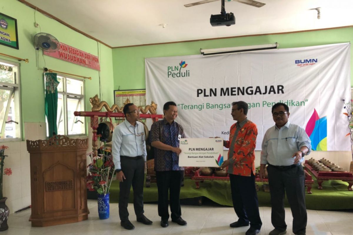 PLN Lanjutkan Program Mengajar Siswa di Kediri