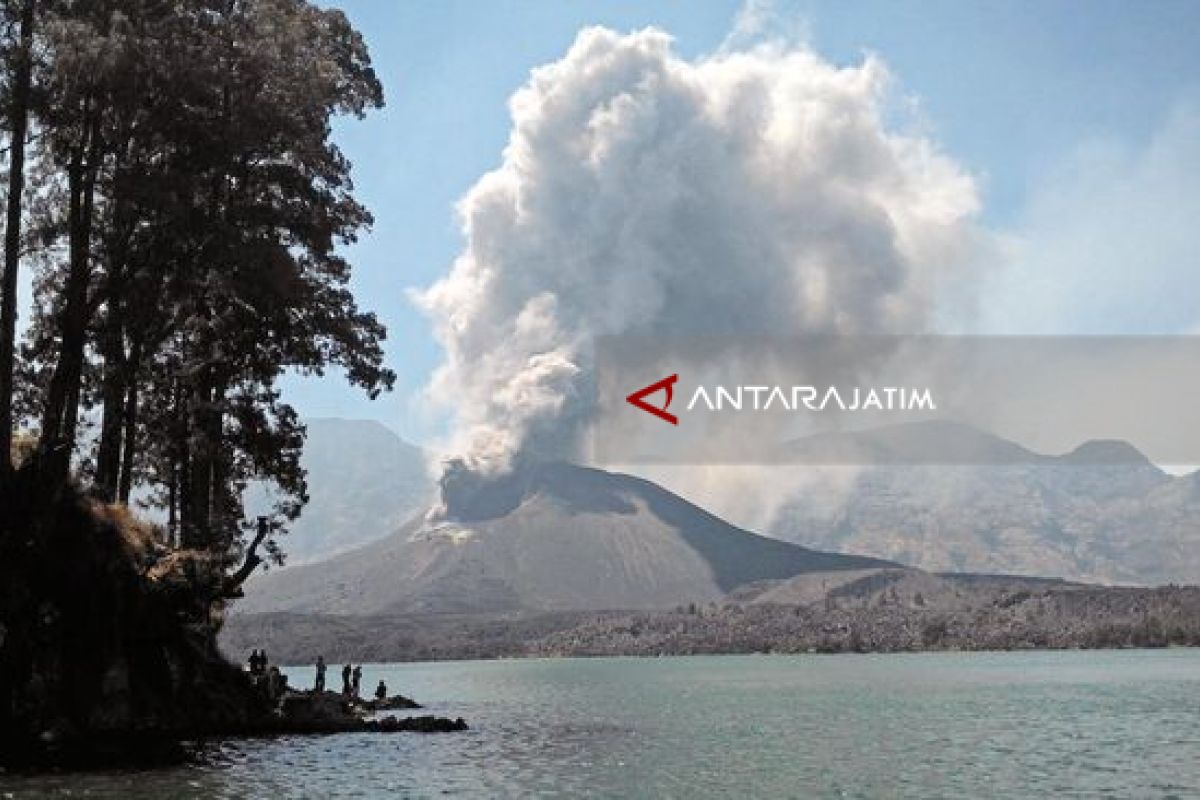 Ratusan Pendaki Masih Terjebak di Danau Rinjani