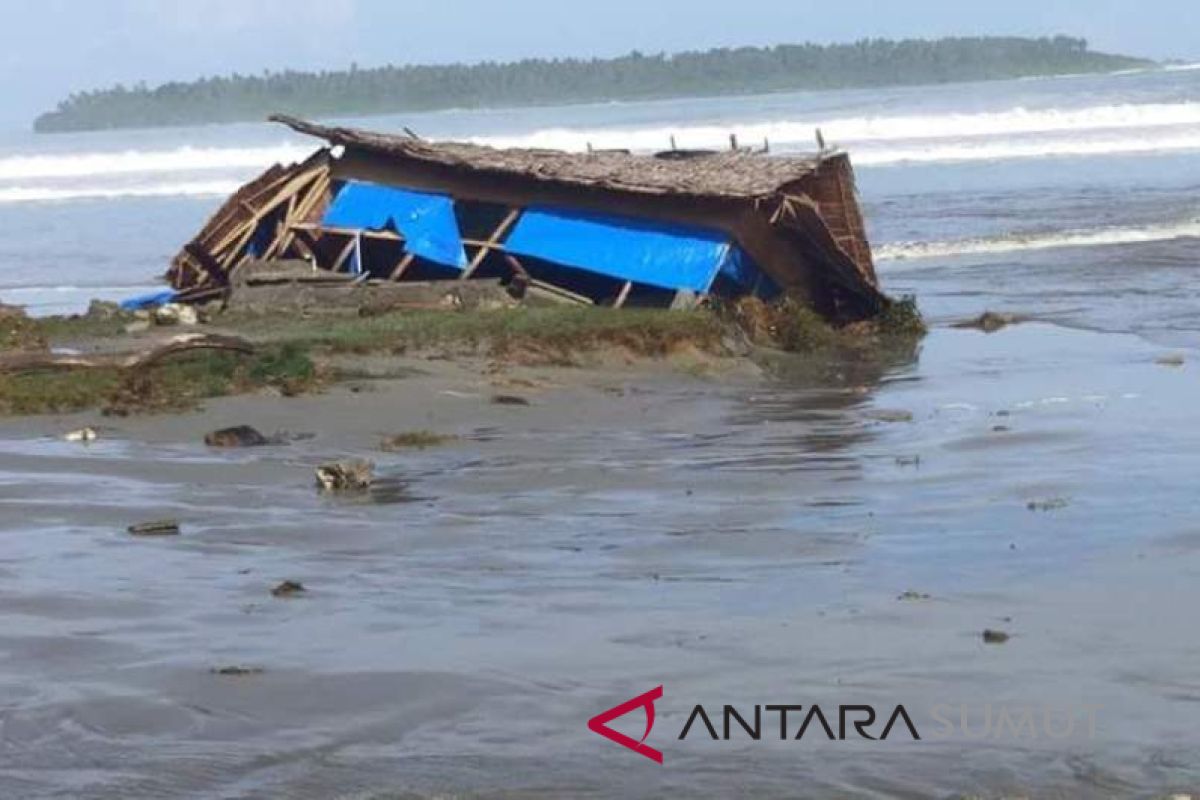 Ombak tinggi, nelayan Nias Barat diimbau tidak melaut