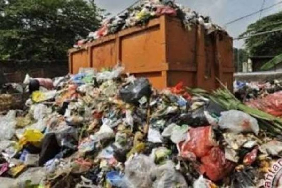 Agustus, Buang Sampah Sembarangan di Pekanbaru Kena Denda dan Masuk Penjara