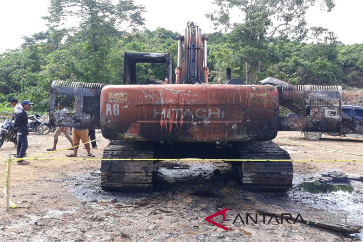 Diduga OTK bakar escavator di Aceh Timur