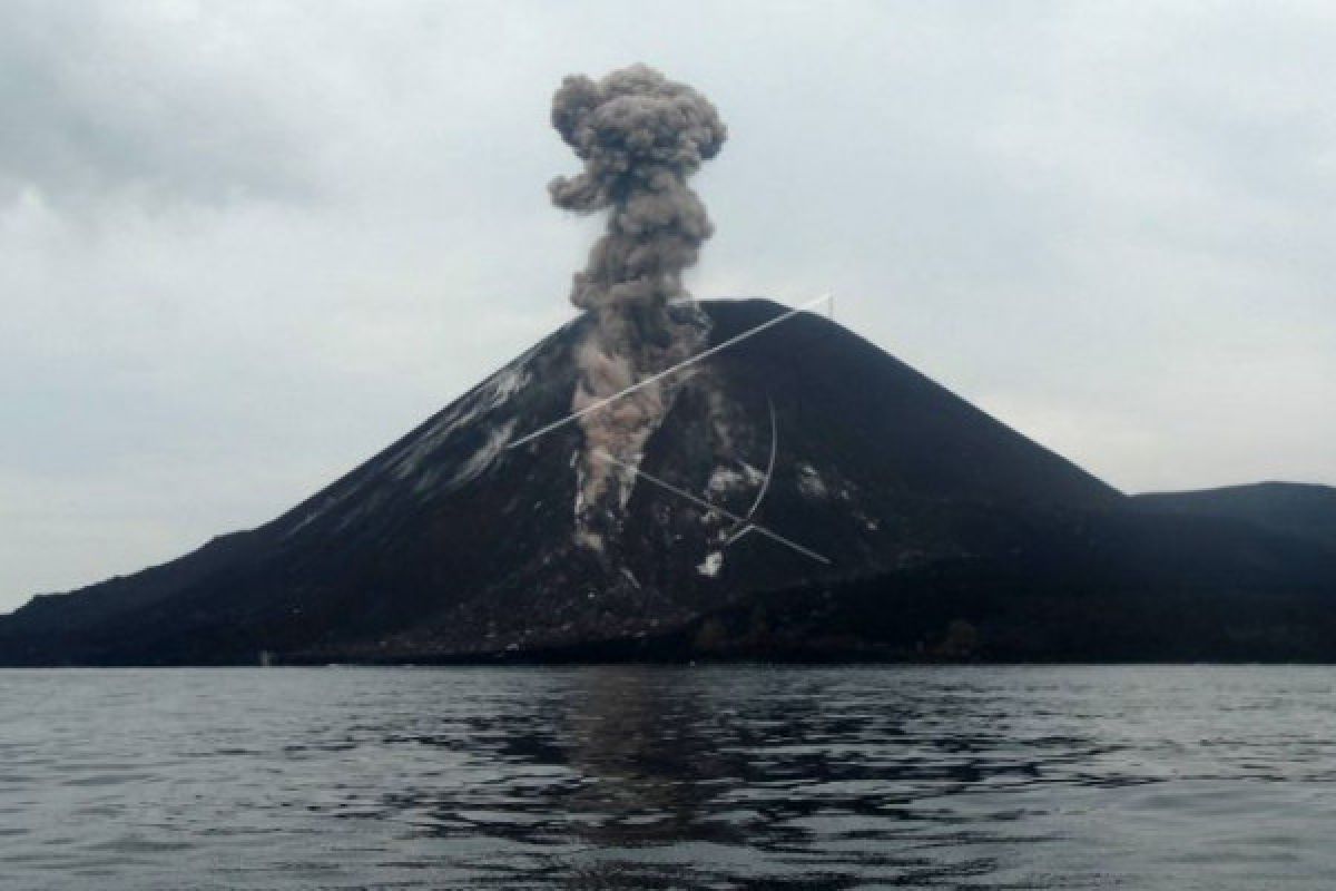 Gunung anak Krakatau di Selat Sunda alami gempa tremor menerus