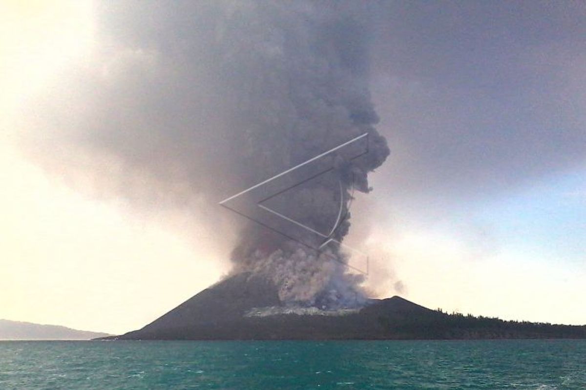 Sejak Sabtu Gunung Anak Krakatau keluarkan 56 kali letusan