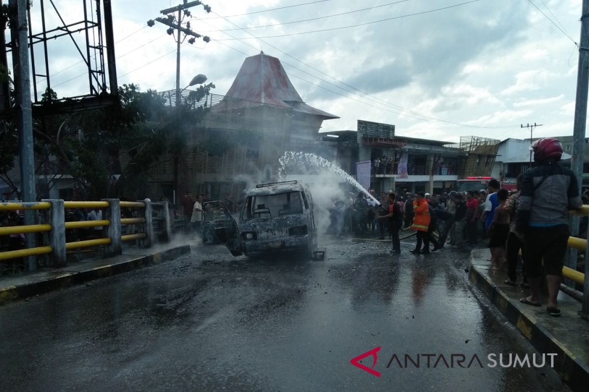 Mobil angkot terbakar, satu terluka