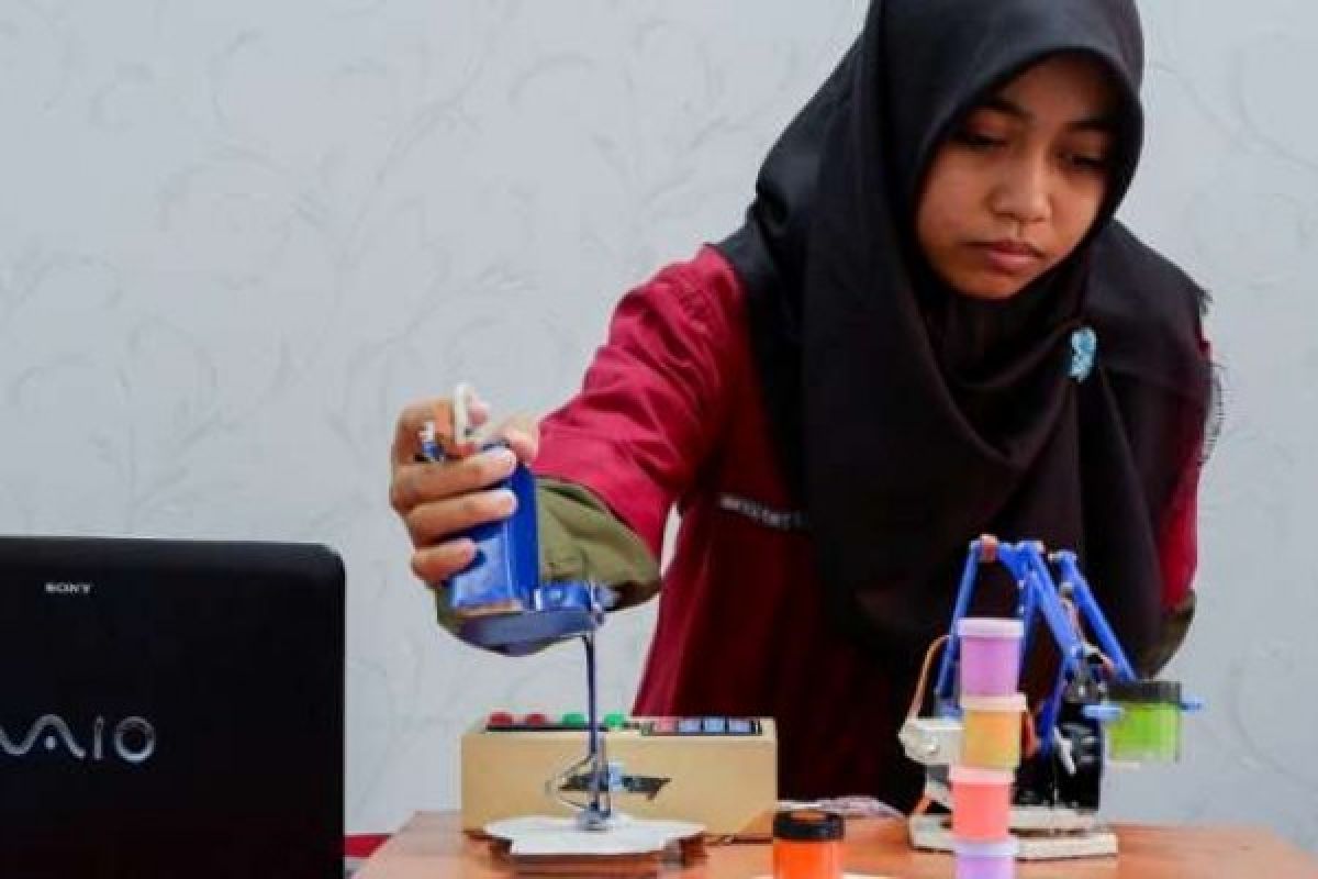 Annisa Ghaisani, Mahasiswi PCR ini Ciptakan Robot dengan Lengan Punya 3 Fungsi