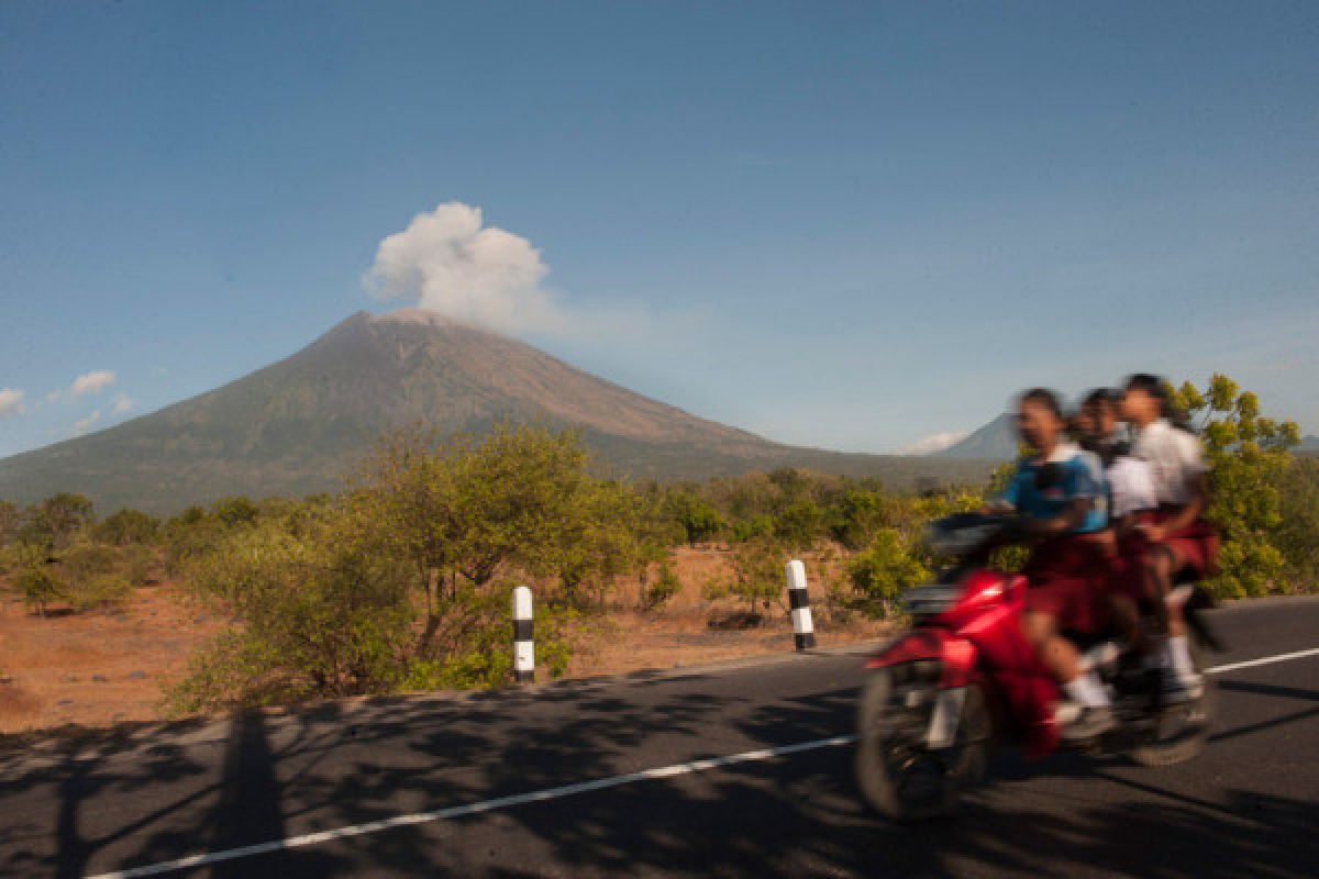 Dinkes Jembrana nyatakan abu Gunung Agung belum ganggu kesehatan