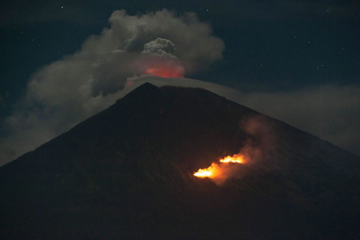 Beberapa wilayah Jembrana hujan abu vulkanik Gunung Agung