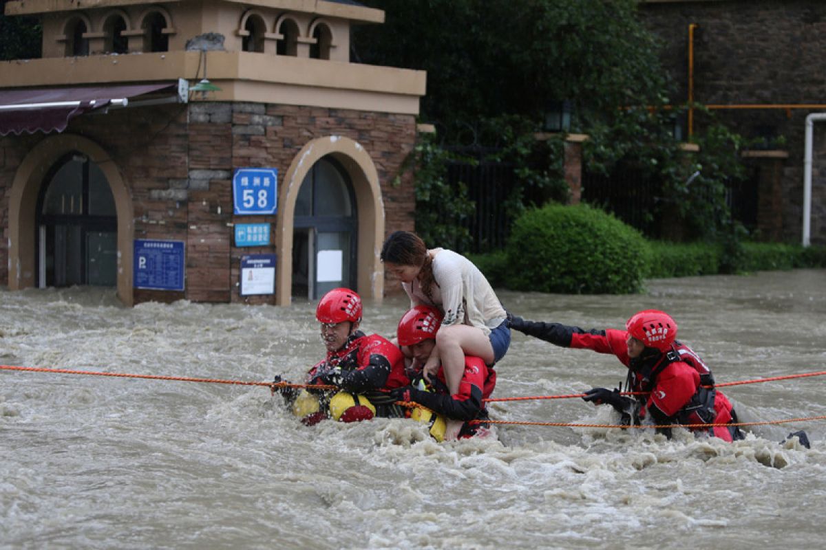 Tiga tewas dan tiga hilang ditelan banjir