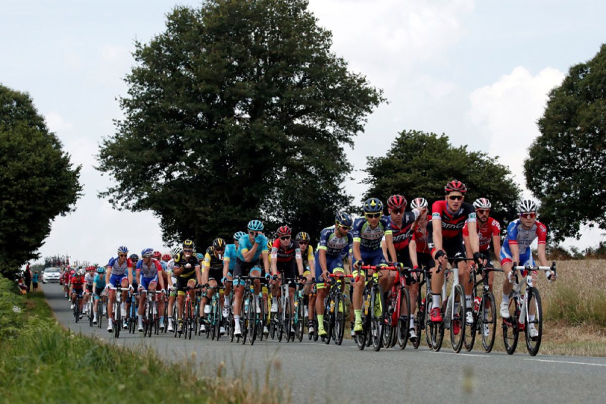 Moscon dikeluarkan dari Tour de France karena pukul pembalap lainnya