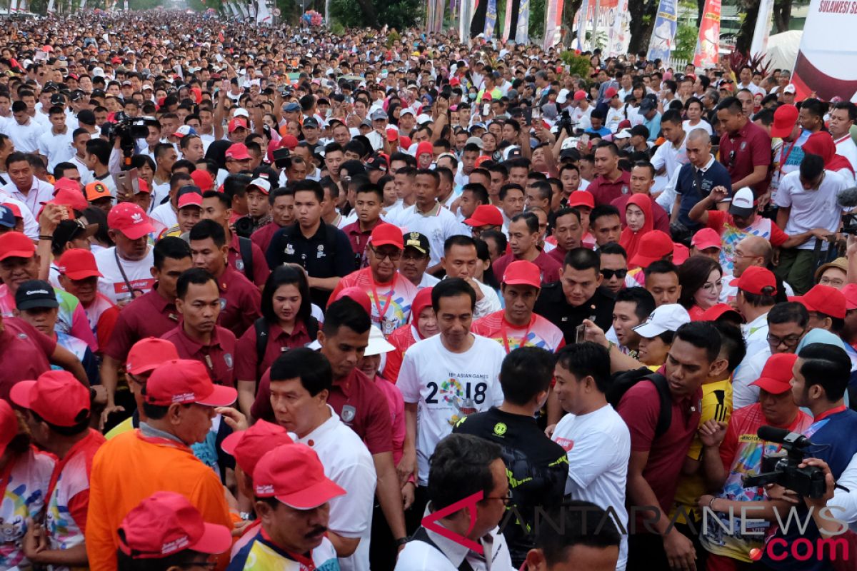 Presiden Jokowi dan Ibu Iriana jalan sehat di Makassar