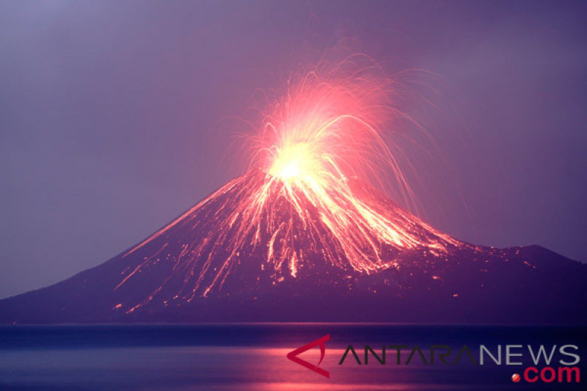Anak Krakatau semburkan lava pijar
