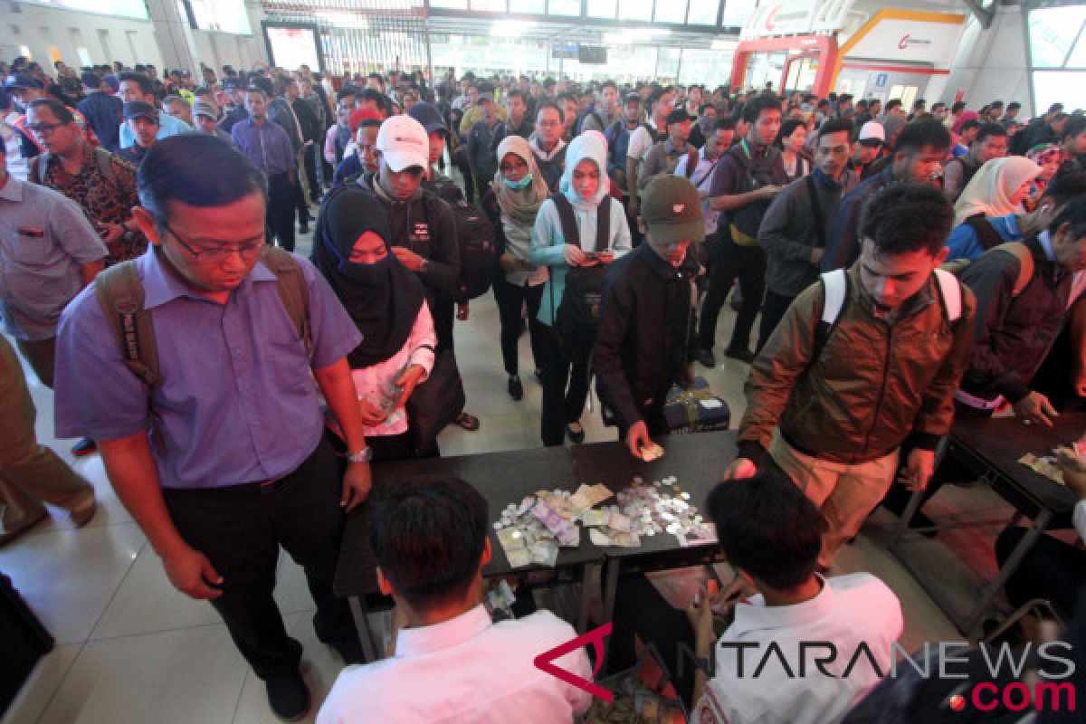 Penumpang KRL kembali pulang karena antrean panjang