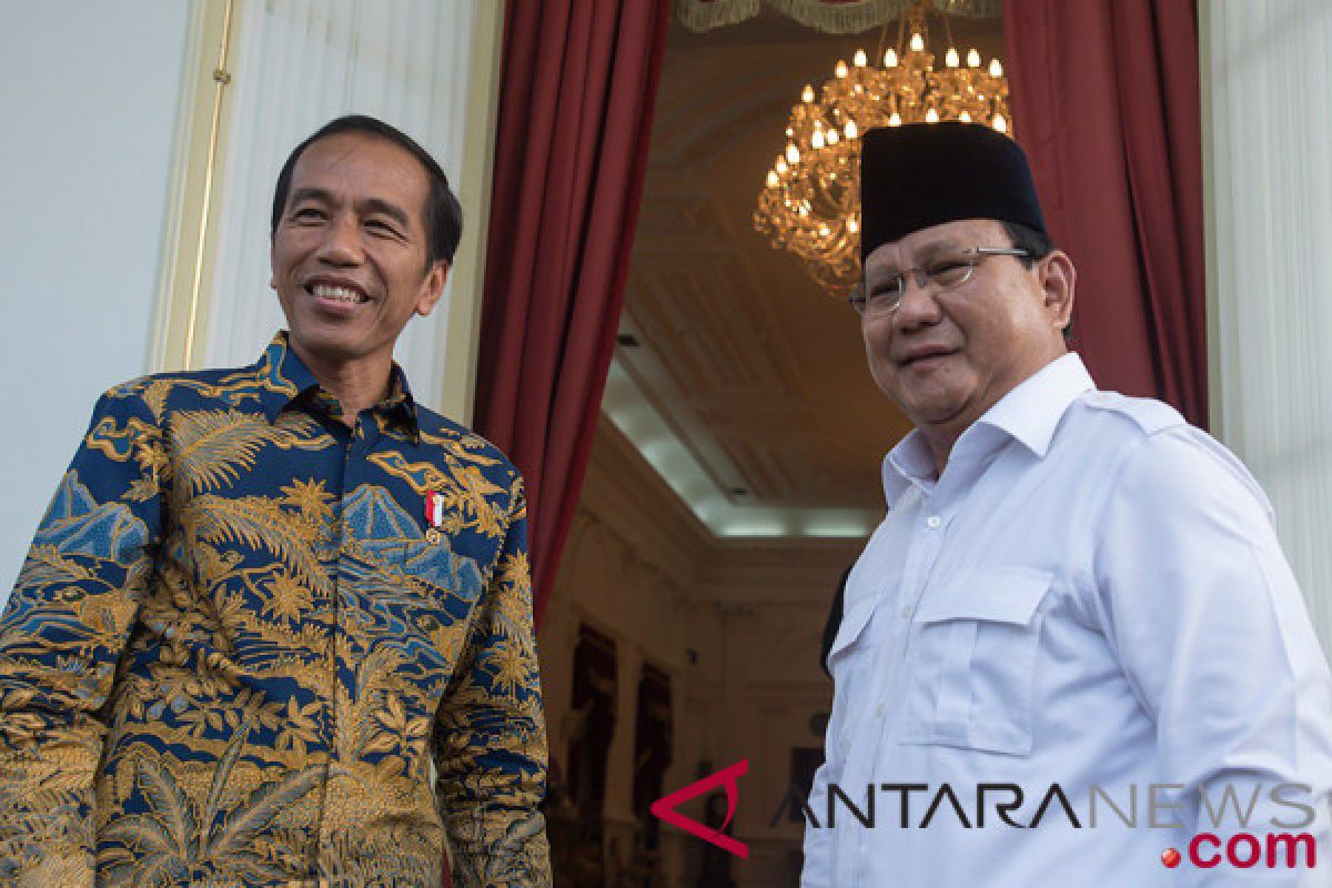 Beda gaya busana Jokowi-Ma'Ruf dan Prabowo-Sandi saat daftar Pemilu 2019