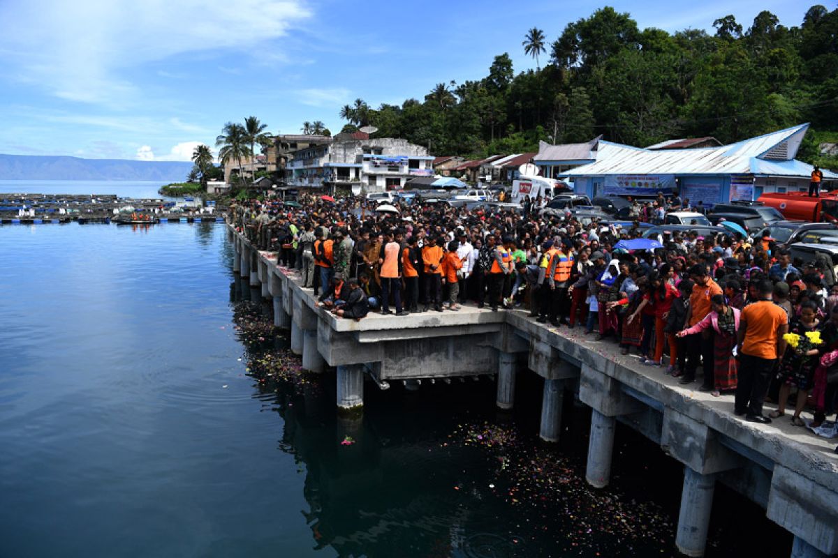 Keluarga korban KM Sinar Bangun berdoa di pelabuhan Tiga Ras