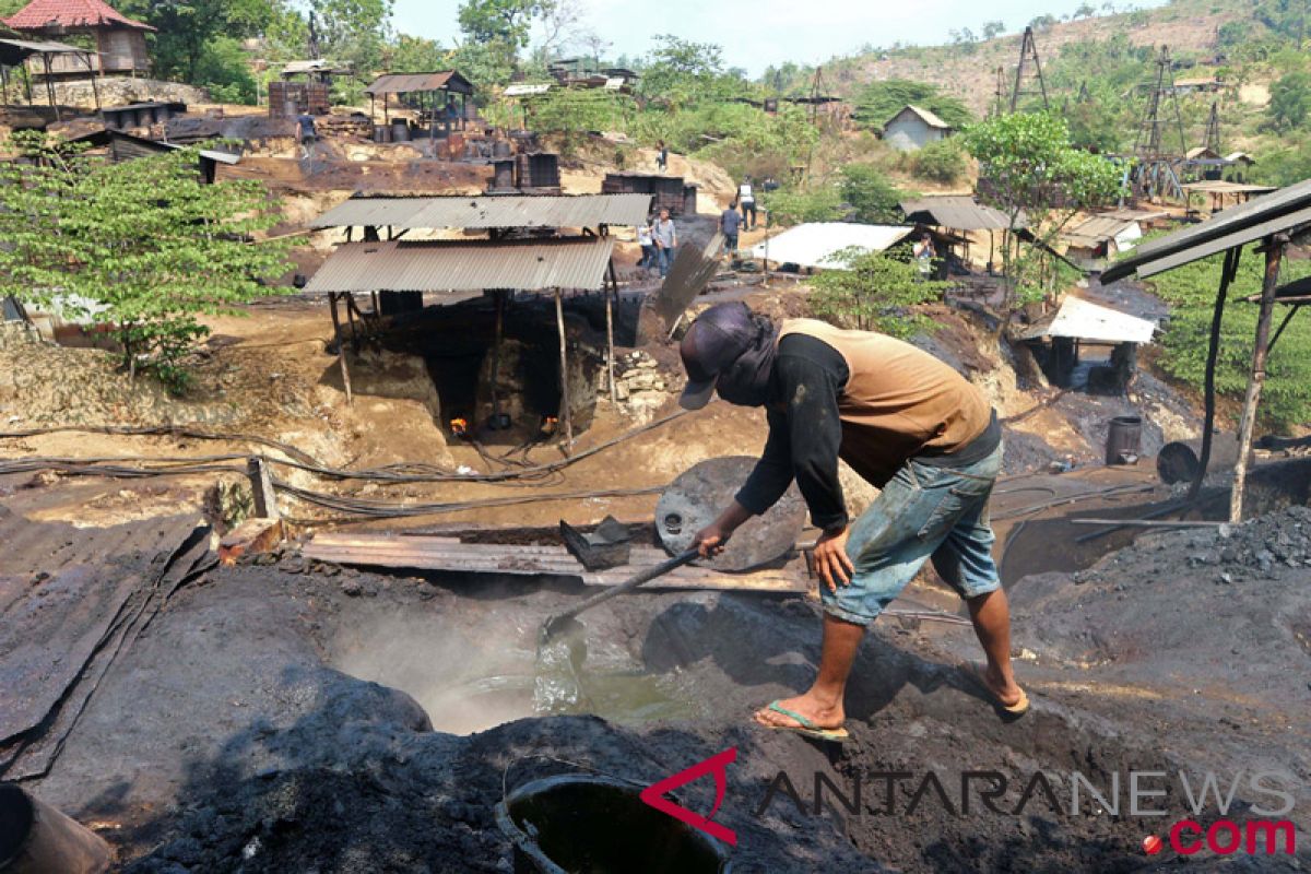 Warga tolak penertiban tambang minyak ilegal