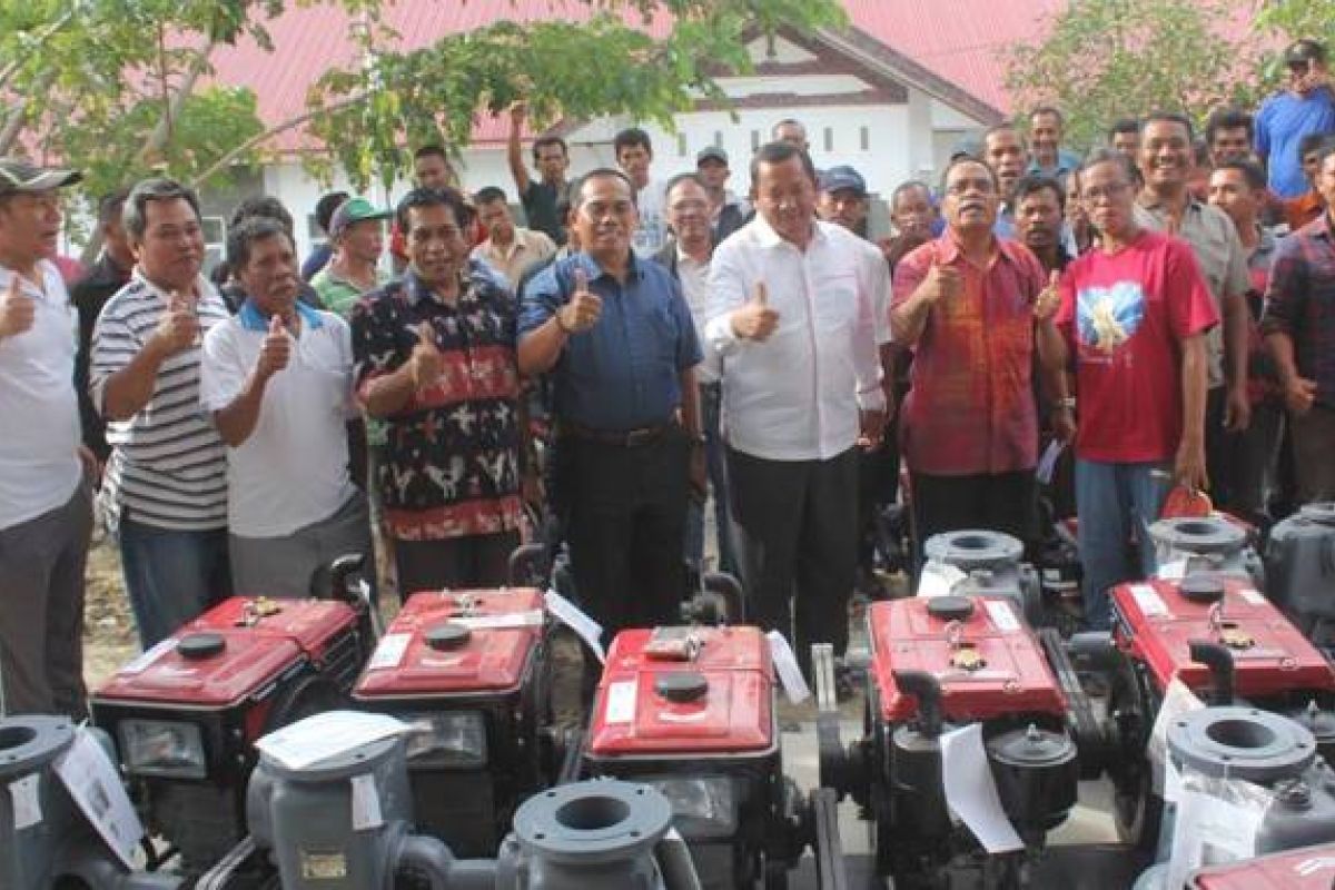 Bupati Samosir serahkan bantuan alat pertanian